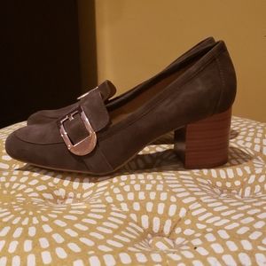 Loafer pump with buckle